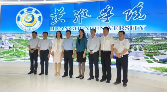 中華職業(yè)教育社理事長(zhǎng)陳昌智、河南省副省長(zhǎng)霍金花一行參觀展廳